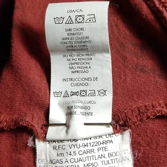 Calvin Klein Jeans Red V-neck T-shirt Large silver & black feather pattern tee - Picture 8 of 12